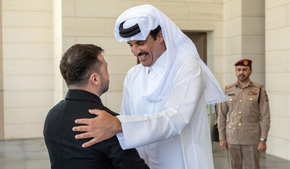 Katarský emír, šajch Tamím bin Hamad Ál Thání se vítá s ukrajinským prezidentem Volodymyrem Zelenským, s nímž se v sobotu dohodl na spolupráci v oblasti obrany. Týkají se například výměny poznatků ohledně protiraketové a protidronové obrany nebo technologické spolupráce. Po americko-izraelském útoku na Írán jsou země v regionu terčem útoků íránských dronů, které Teherán po začátku války na Ukrajině dodával Rusku a které později Moskva začala v upravené verzi vyrábět sama v licenci.