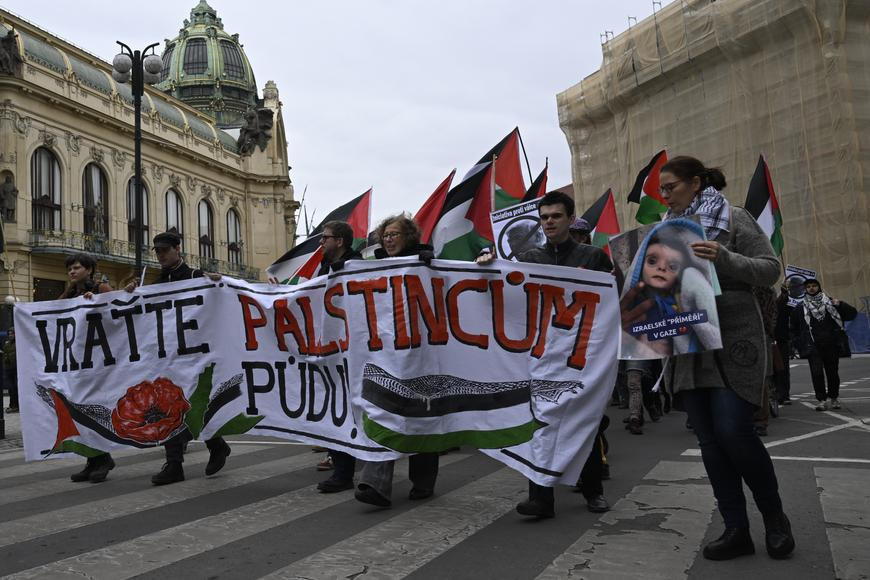 Ruce pryč od Palestiny! Propalestinský pochod Prahou přilákal jen pár desítek lidí