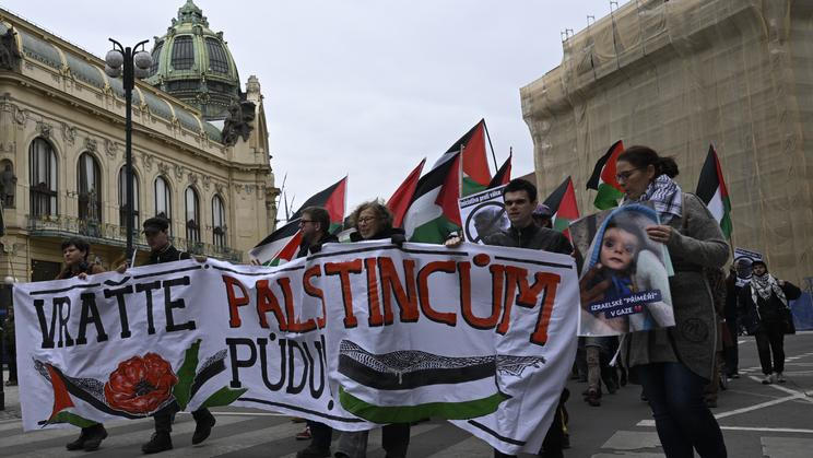 Nedělní pochod Prahou pořádalo sdružení Přátelé Palestiny s hnutími z iniciativy Ne naším jménem u příležitosti palestinského Dne půdy. Cílem bylo vyjádřit podporu Palestině, Libanonu a Íránu; 29. března 2026.