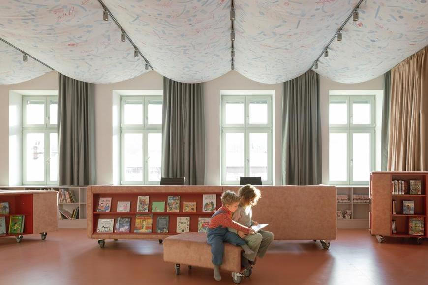 Šeď a nuda? Vůbec. Knihovnu v Červeném Kostelci zdobí baldachýn vytvořený dětmi