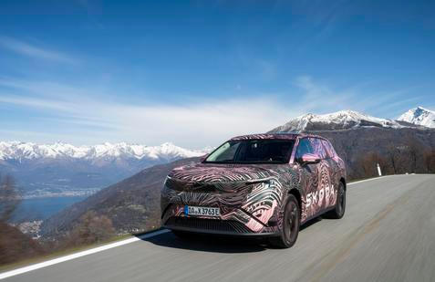 Škoda novinářům poprvé ukázala zamaskovaný prototyp velkého elektrického SUV Peaq.