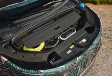 Pod přední kapotou se nachází frunk s objemem 37 litrů, který má speciální plato s výlisky na uložení kabelů nebo krycí roletky z kufru. Bez toho se dodávat nebude.