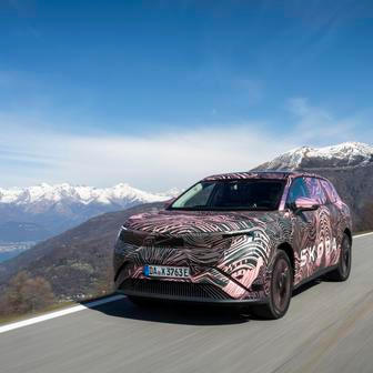 Škoda novinářům poprvé ukázala zamaskovaný prototyp velkého elektrického SUV Peaq.