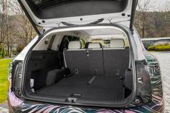 Kufr v pětimístné konfiguraci má objem k jednomu kubíku.