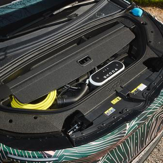 Pod přední kapotou se nachází frunk s objemem 37 litrů, který má speciální plato s výlisky na uložení kabelů nebo krycí roletky z kufru. Bez toho se dodávat nebude.