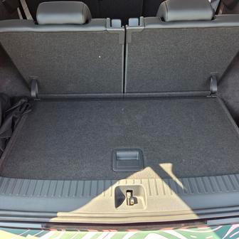 I za třetí řadou sedadel nadále zůstává 299 litrů.