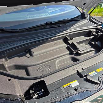 Takto vypadá mimochodem frunk bez kabelů a příslušenství. Jen třeba klasický odkládací box tam mít nelze.