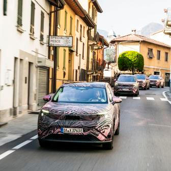 Verze 90 i 90x mají naopak největší akumulátor v historii Škody: využitelná kapacita je 87 kWh.