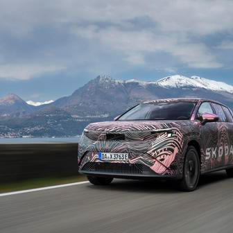 Rozdíl mezi oběma verzemi? Peaq 90 je zadokolka s 210 a Peaq 90x čtyřkolka s 220 kW.