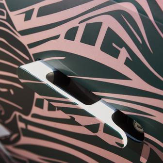 Úplnou novinkou jsou výsuvné kliky dveří, které jiná škodovka nemá.