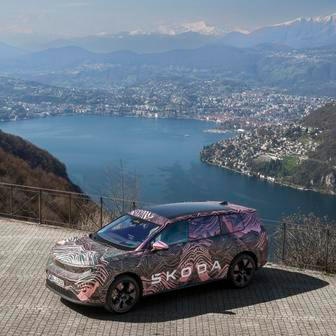 Kliky sice jsou elektricky výsuvné, uvnitř i vně jsou ale spojené s bovdenem. Auto lze otevřít bez problémů i mechanicky, pokud by to z nějakého důvodu bylo potřeba.
