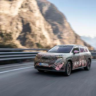 Pod maskovací fólií se ukrývá auto v novém designovém jazyce Škoda, ne nepodobné konceptu Vision 7S.