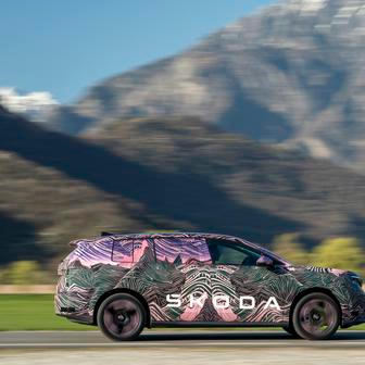 Vpředu i vzadu jsou světla ve tvaru písmene T, hodně specifický je široký C-sloupek.