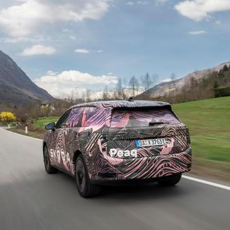 Vpředu budou vždy moduly na Matrix LED svícení, standardně je ale budou mít aktivované jen některé výbavy. Bude ale možnost si později dodatečně funkci Matrix LED dokoupit.