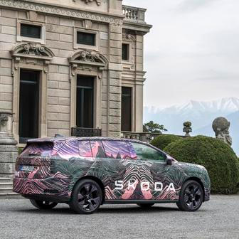 Před řidičem pak jsou 10,25palcové budíky. Nechybí ani fyzické ovladače pro klimatizaci.