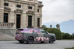 Před řidičem pak jsou 10,25palcové budíky. Nechybí ani fyzické ovladače pro klimatizaci.