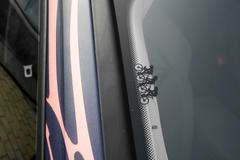 Symbol třech cyklistů odkazuje na angažmá v závodu Tour de France i minulost značky.