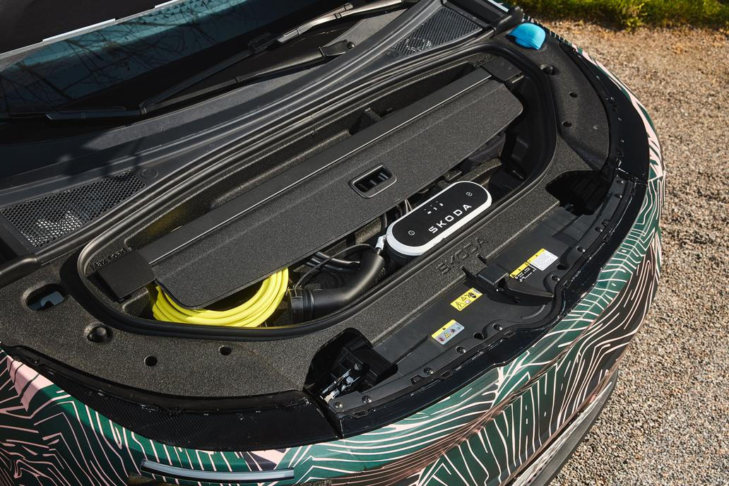 Pod přední kapotou se nachází frunk s objemem 37 litrů, který má speciální plato s výlisky na uložení kabelů nebo krycí roletky z kufru. Bez toho se dodávat nebude.