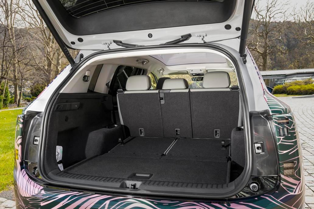 Kufr v pětimístné konfiguraci má objem k jednomu kubíku.