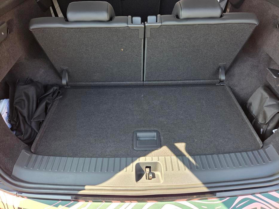 I za třetí řadou sedadel nadále zůstává 299 litrů.