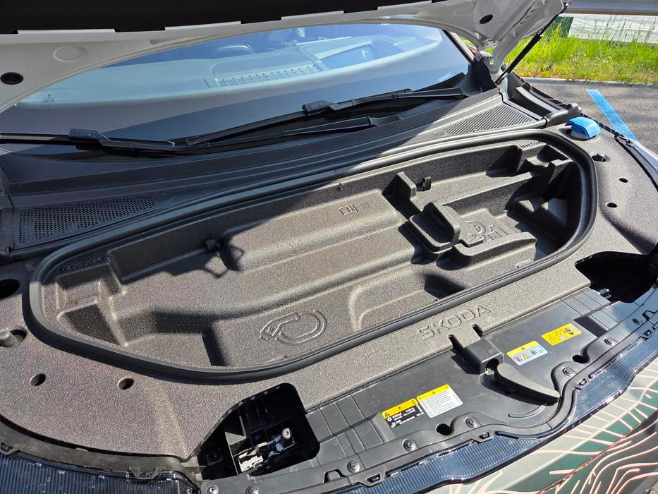 Takto vypadá mimochodem frunk bez kabelů a příslušenství. Jen třeba klasický odkládací box tam mít nelze.