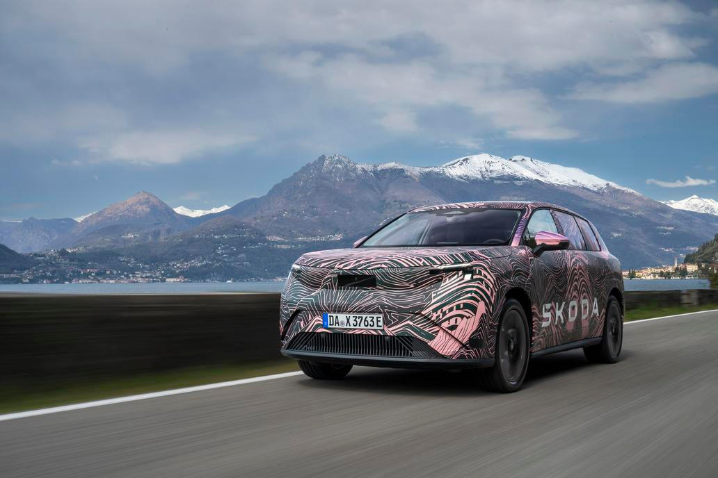 Rozdíl mezi oběma verzemi? Peaq 90 je zadokolka s 210 a Peaq 90x čtyřkolka s 220 kW.