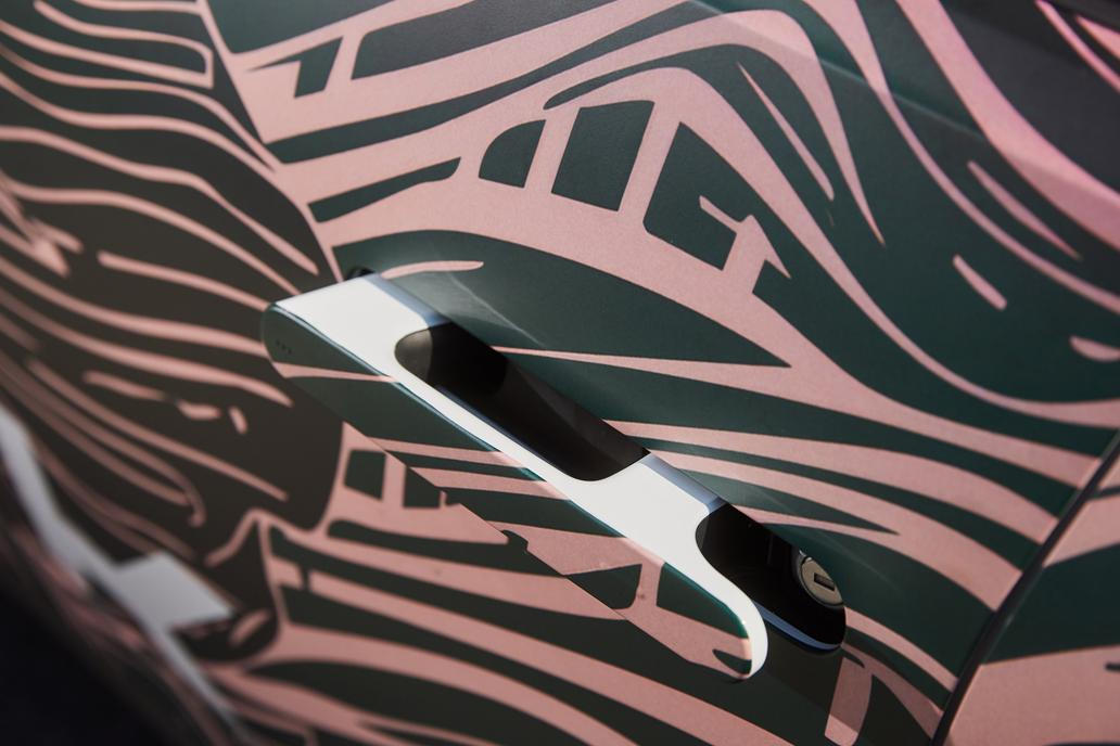 Úplnou novinkou jsou výsuvné kliky dveří, které jiná škodovka nemá.