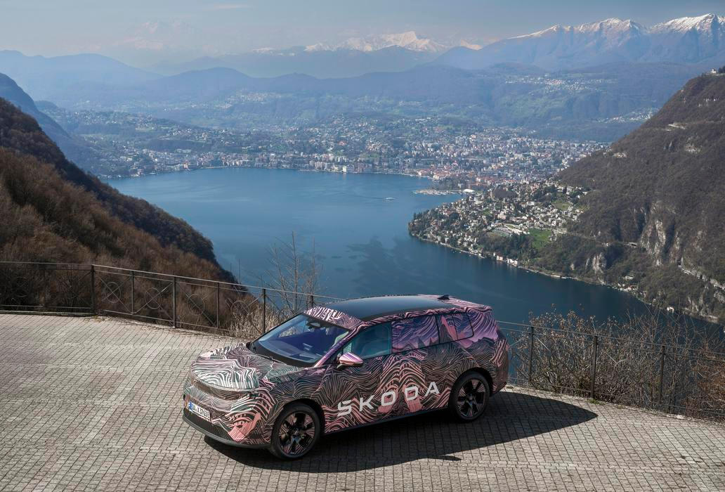 Kliky sice jsou elektricky výsuvné, uvnitř i vně jsou ale spojené s bovdenem. Auto lze otevřít bez problémů i mechanicky, pokud by to z nějakého důvodu bylo potřeba.
