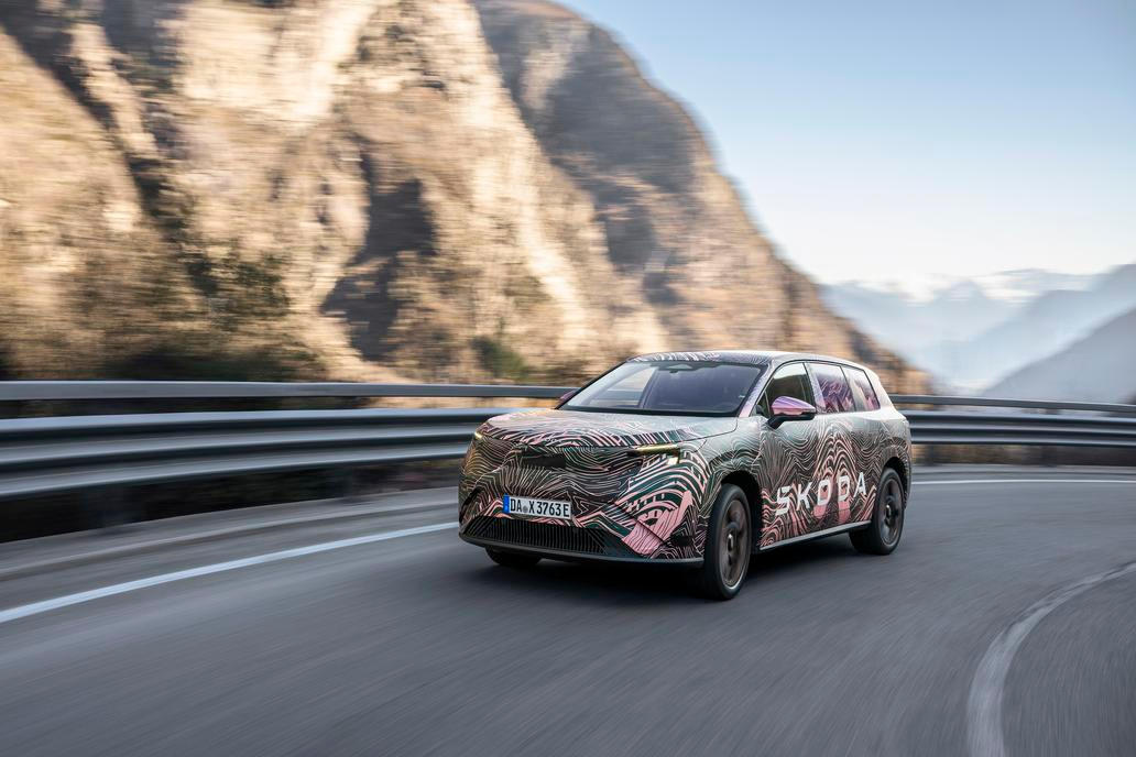 Pod maskovací fólií se ukrývá auto v novém designovém jazyce Škoda, ne nepodobné konceptu Vision 7S.