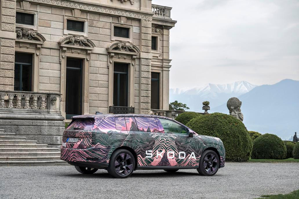 Před řidičem pak jsou 10,25palcové budíky. Nechybí ani fyzické ovladače pro klimatizaci.