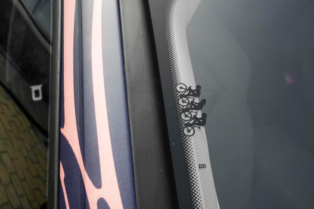 Symbol třech cyklistů odkazuje na angažmá v závodu Tour de France i minulost značky.