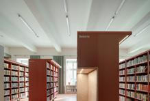 V roce 2022 město Červený Kostelec oslovilo studio PAPUNDEKL ARCHITEKTI s úkolem navrhnout úpravy interiéru knihovny, jejíž vybavení se nacházelo na konci své životnosti.