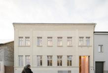 Architekti ze studia PAPUNDEKL ARCHITEKTI zde vytvořili prostor, který spojuje historickou atmosféru s moderní funkcí knihovny jako kreativního centra pro všechny. A najdete zde prvky, které baví děti i dospělé.