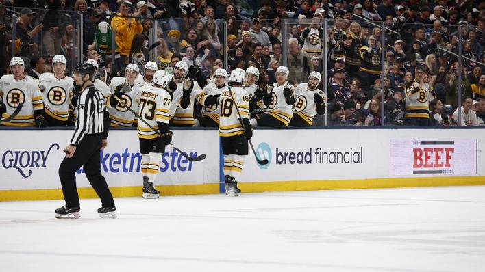 Pavel Zacha (18) slaví se spoluhráči z Bostonu svoji branku v duelu NHL s Columbusem