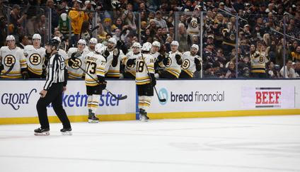 Pavel Zacha (18) slaví se spoluhráči z Bostonu svoji branku v duelu NHL s Columbusem