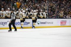 Pavel Zacha (18) slaví se spoluhráči z Bostonu svoji branku v duelu NHL s Columbusem