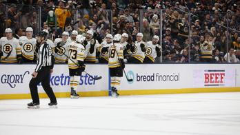 Pavel Zacha (18) slaví se spoluhráči z Bostonu svoji branku v duelu NHL s Columbusem