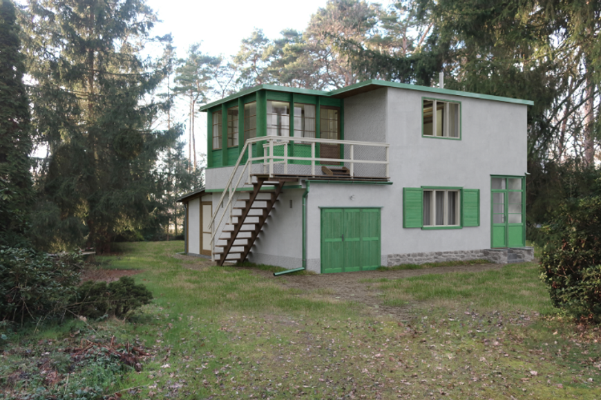 Žádné muzeum s vitrínami. Hrabalova chata v Kersku vypadá, jako by si autor jen odskočil