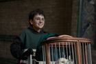 Dominic McLaughlin jako Harry Potter v první řadě seriálu o malém čaroději.