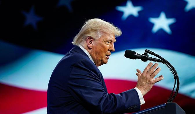 Blízké vztahy s Donaldem Trumpem „mohou být přítěží a mohou být špatně interpretovány,“ konstatoval jeden z blízkých spojenců vůdkyně francouzské pravice Marine  Le Penové.