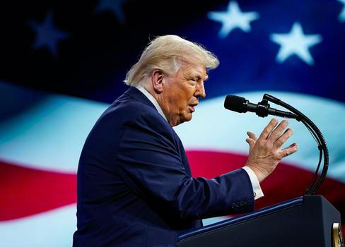 Blízké vztahy s Donaldem Trumpem „mohou být přítěží a mohou být špatně interpretovány,“ konstatoval jeden z blízkých spojenců vůdkyně francouzské pravice Marine  Le Penové.