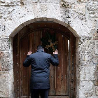 „Bůh nevyslyší vaše modlitby!“ Papežova tvrdá slova zahájila Svatý týden