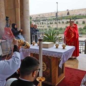 „Bůh nevyslyší vaše modlitby!“ Papežova tvrdá slova zahájila Svatý týden