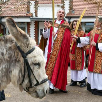 „Bůh nevyslyší vaše modlitby!“ Papežova tvrdá slova zahájila Svatý týden