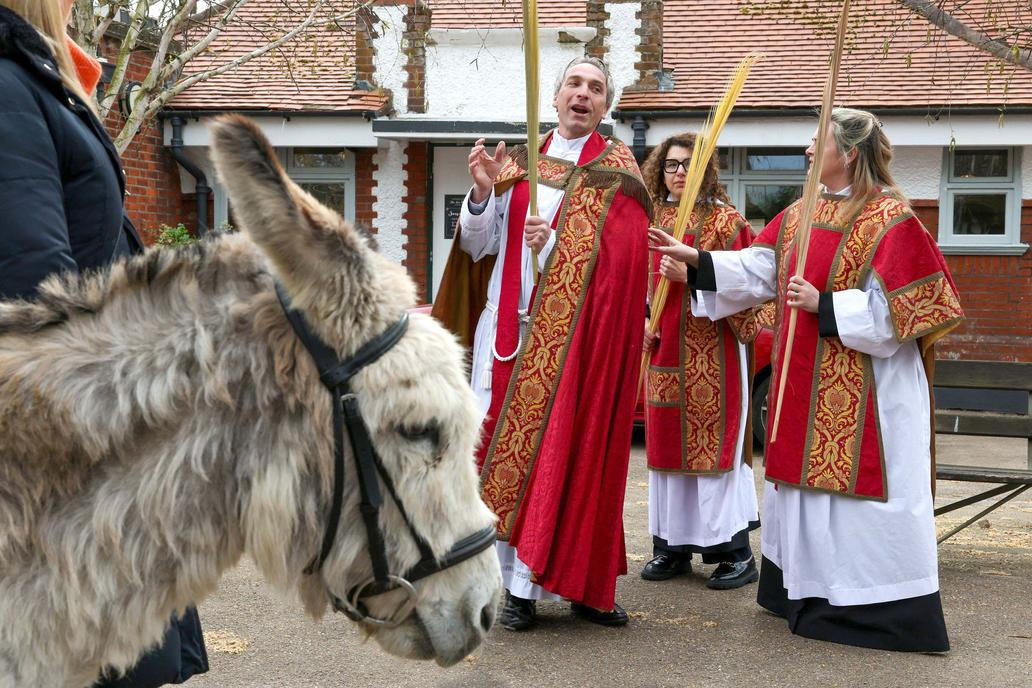 „Bůh nevyslyší vaše modlitby!“ Papežova tvrdá slova zahájila Svatý týden