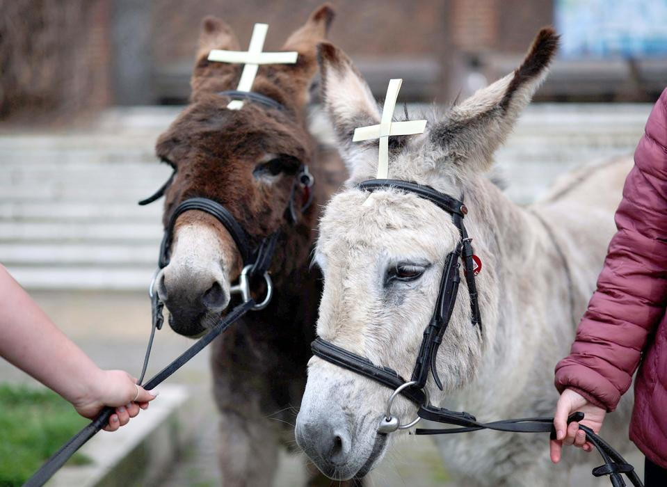 „Bůh nevyslyší vaše modlitby!“ Papežova tvrdá slova zahájila Svatý týden