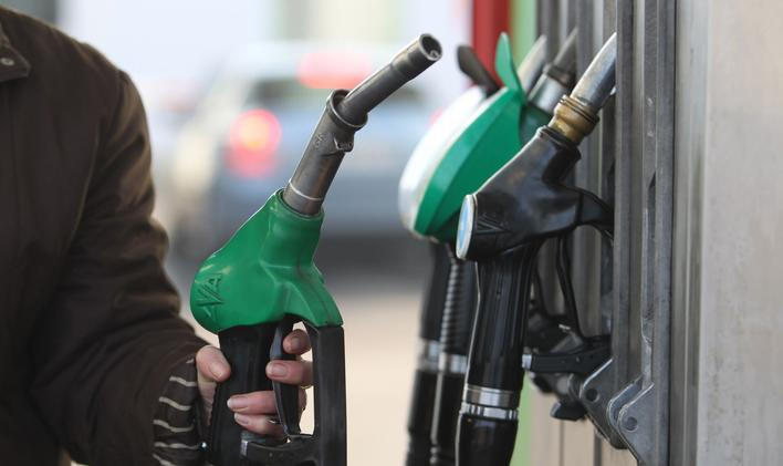 Ropa, benzín, tankování, ilustrační foto