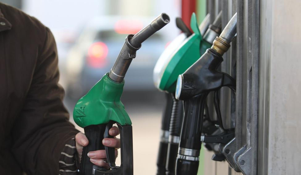 Ropa, benzín, tankování, ilustrační foto