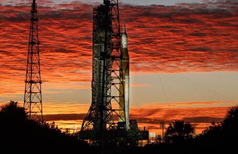 „Naše letové systémy jsou připravené, pozemní systémy jsou připravené, naše startovní i operační týmy jsou připravené a také letový tým v Houstonu je připraven. Posádka dorazila včera a vím, že jsou připraveni - jsou víc než připraveni,“ uvedla při nedělním brífinku Lori Glazeová z NASA.