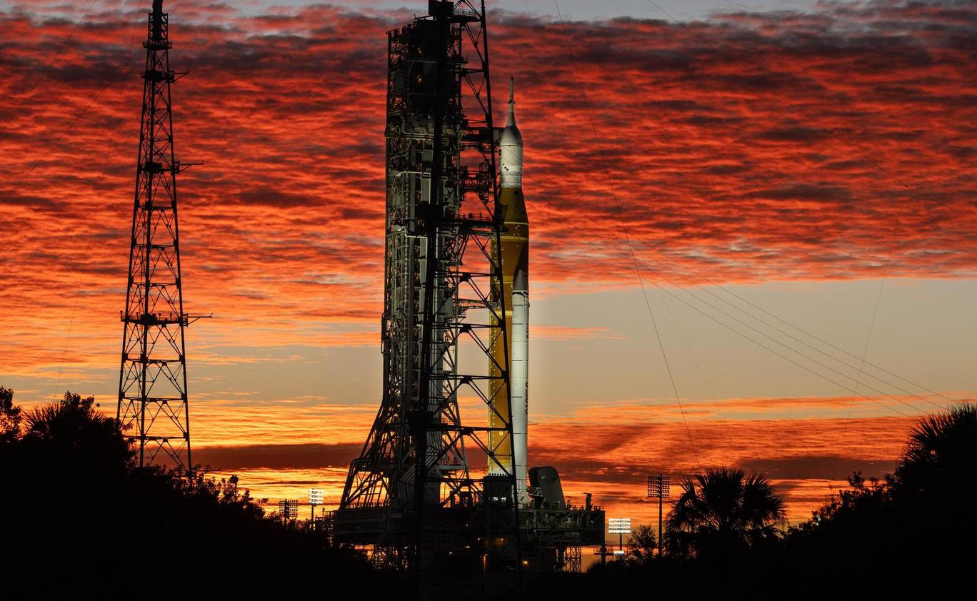 Raketa je připravena na startovací rampě a svět napjatě čeká na start mise Artemis II, který by podle NASA mohl proběhnout už ve středu.
